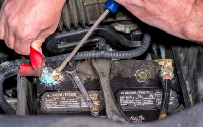 Comment nettoyer la corrosion sur les bornes de la batterie de voiture